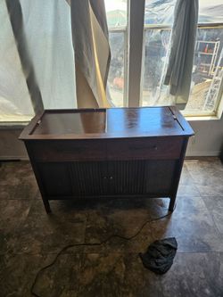 Magnavox radio and record player