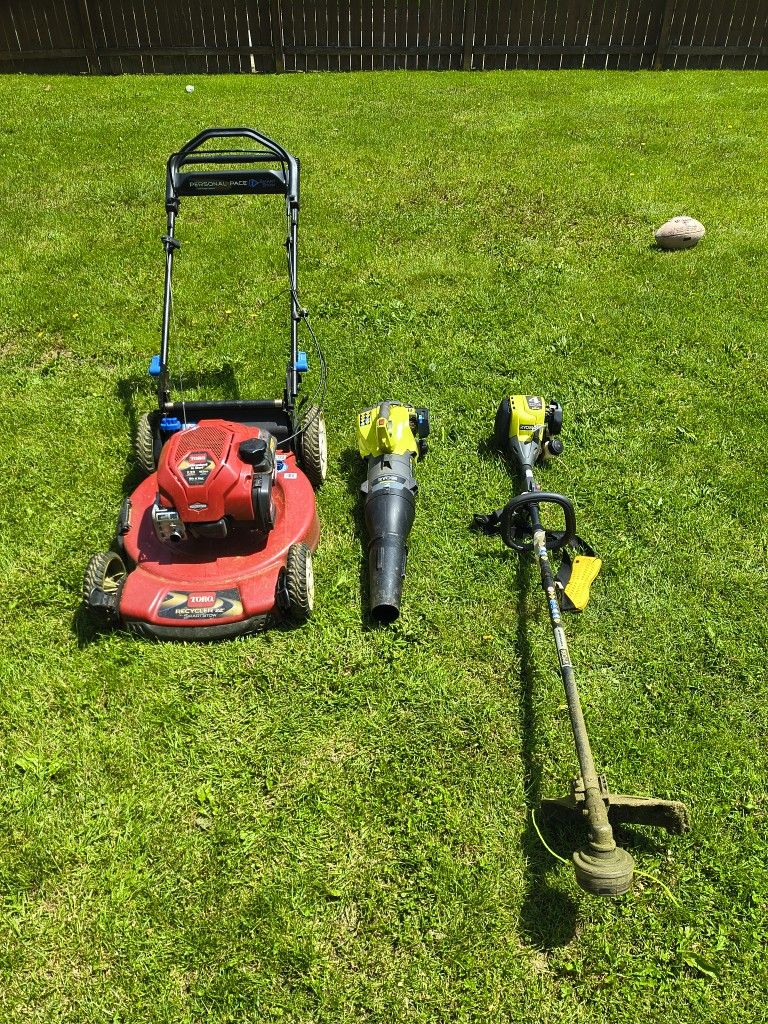 Landscaper Special 22-in Toro Recycling Lawn Mower 4-cycle Ryobi Weed Wacker Two-cycle Air Jet Flow Blower