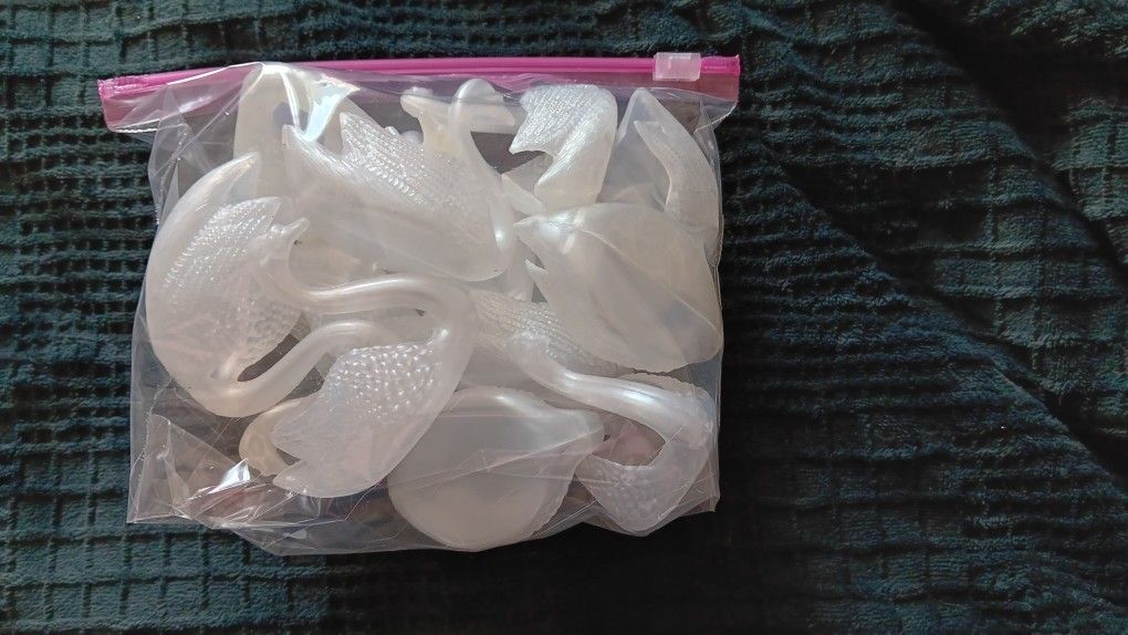 Swans Wiltons Pearlized 24 pieces 3in.