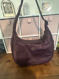 Lululemon city essentials shoulder bag