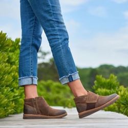 Born women's Tora dark beige ankle boots size 7/38 MW 