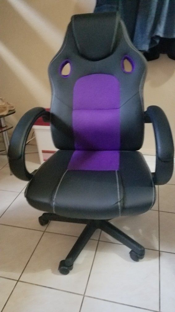 Nice  Computer/Gaming Chair