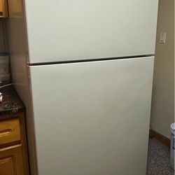 Avanti 30in. 18.0 Cu. Ft. White top freezer refrigerator