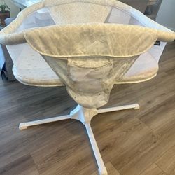 Halo Twin Swivel Bassinet