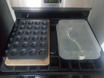 Baking Pans & Carrier Lid & Measuring Cups