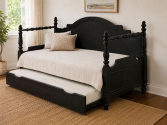 Daybed with pullout