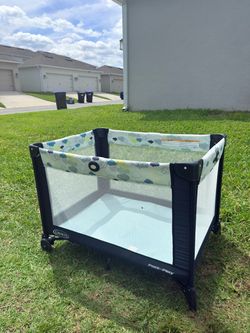 Graco Pack ’n Play On the Go Playard / Portable Crib
