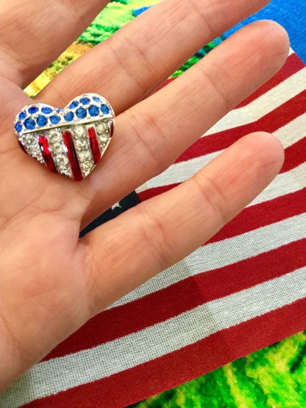Patriotic πΊπΈ USA Flag Crystal pin / Swarovski Crystal Heart pin with One free gift a small American flag as gift ππΊπΈ