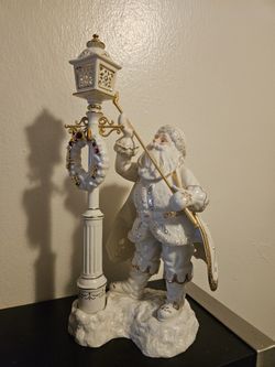 Lenox Florentine & Pearl Collection Santa Lighting Lamppost Figurine. 