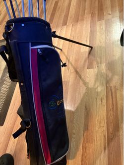 Golf bag with clubs
