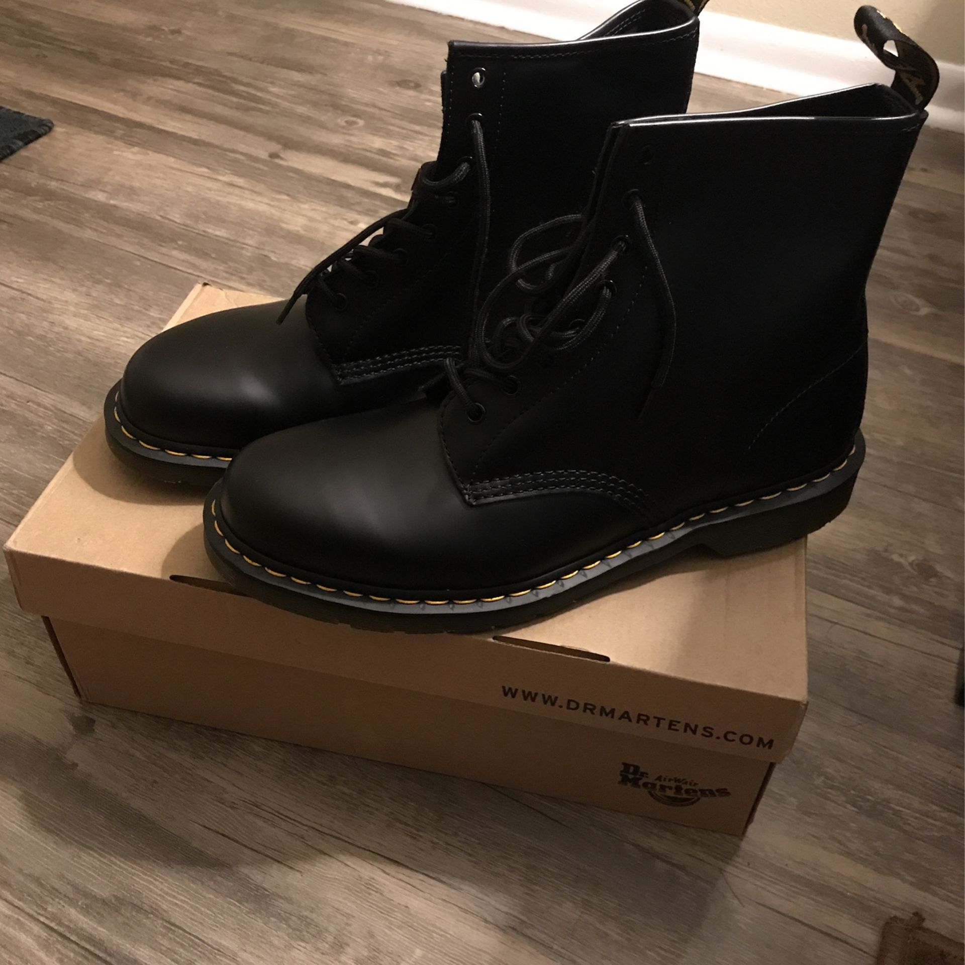 Dr. Martens Men’s 1460 Smooth boots - NEW!