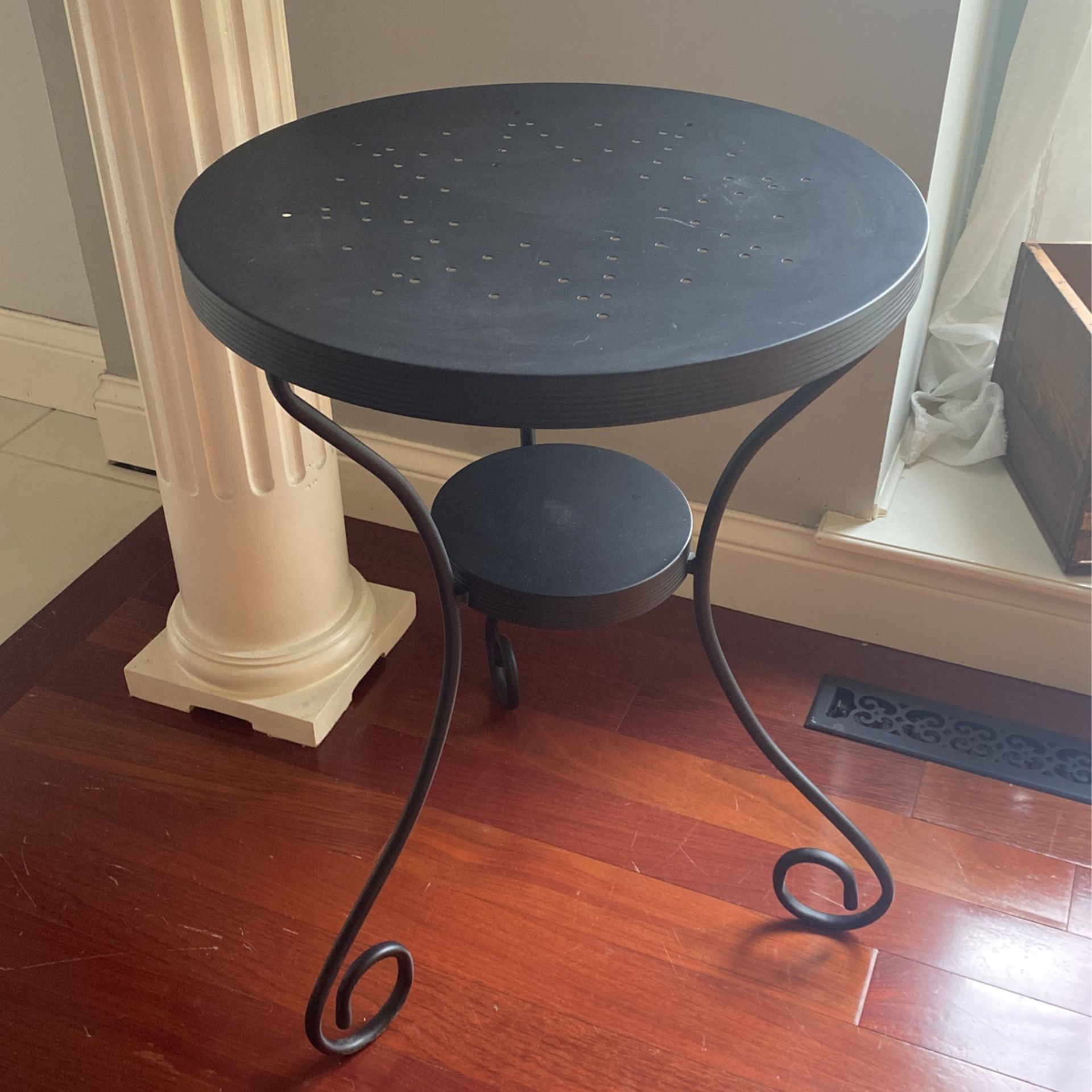 Black Metal Accent / End Table / Plant Stand 