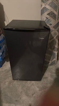 Midea mini fridge