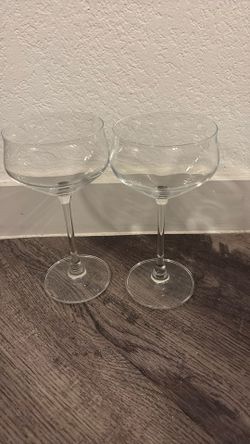 2 Wine Glasses 