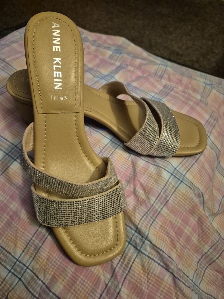 ANNE KLEIN SIZE 9.5 M ORIGINAL PRICE $79.  NEW   