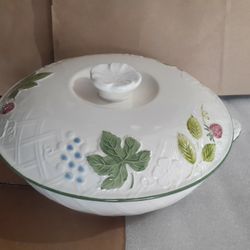 ● VINTAGE / ANTIQUE MILKASA COUNTRY BERRIES PAN / DISH ●