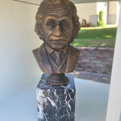 Einstein  Statue 