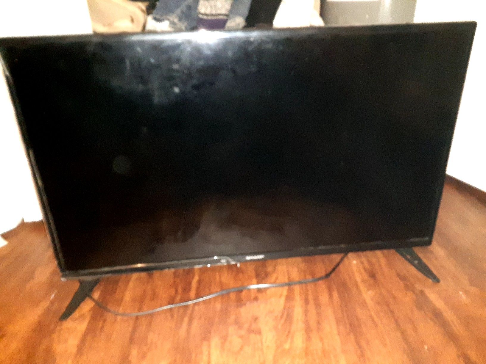 2019 32" LED LCD SHARP TV FLATSCREEN BLACK HAS TWO REMOTES ORIGINAL AND UNIVERSAL WITH GREAT PICTURE.