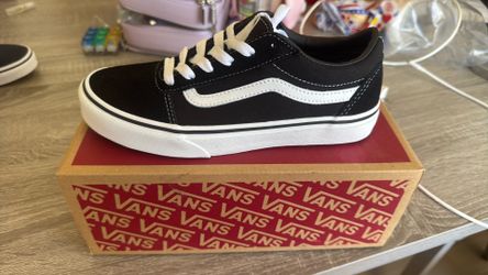 Size 4 kids Vans black