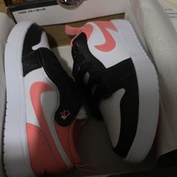 black and pink haze jordan 1 lows 12c (PS)