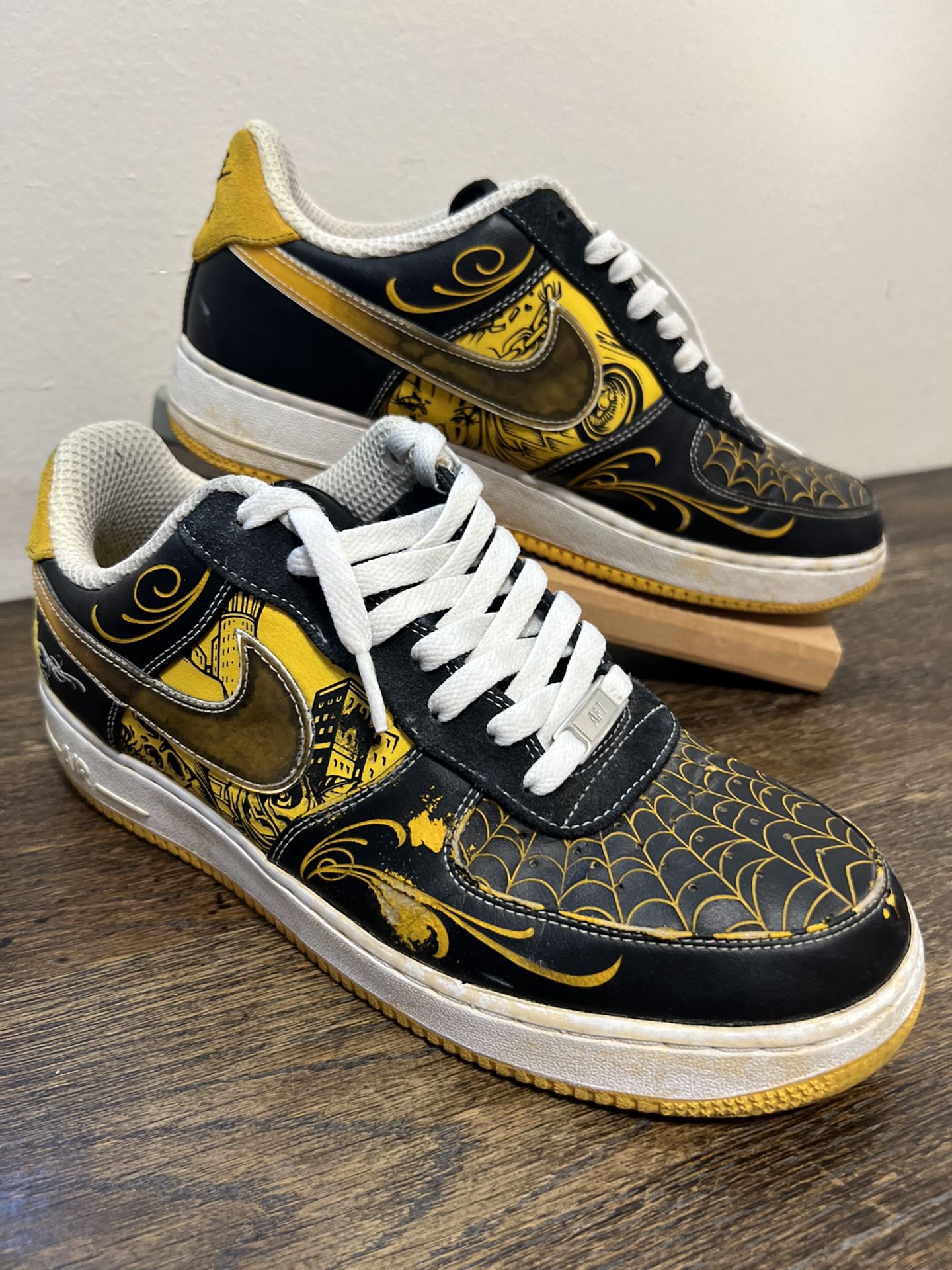 Men SZ 10 Nike Livestrong Air Force 1 Supreme TZ LAF Low Mr. Cartoon 378126-071 THESE ARE RARE SHOES FROM 2009 THEY ARE VERY USED AND IN ROUGH SHAPE