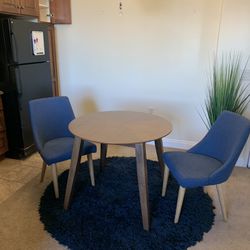 Round Breakfast Table With Chairs and Shag Rug