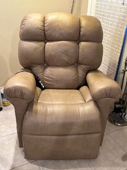 LIKE NEW $2,700 Lift Chair for $500???