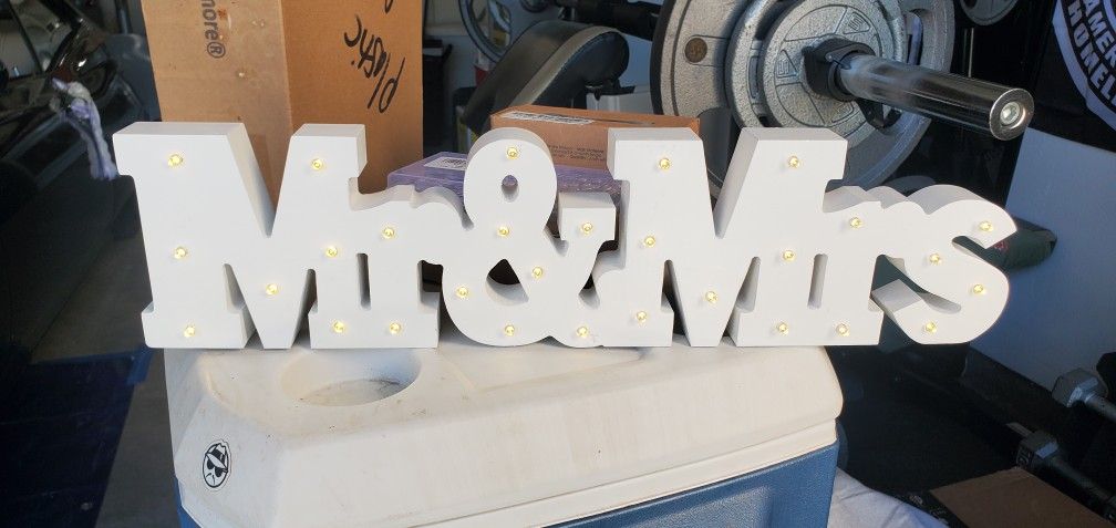 Mr & Mrs light up sign
