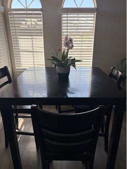 Dining table/4 Chairs