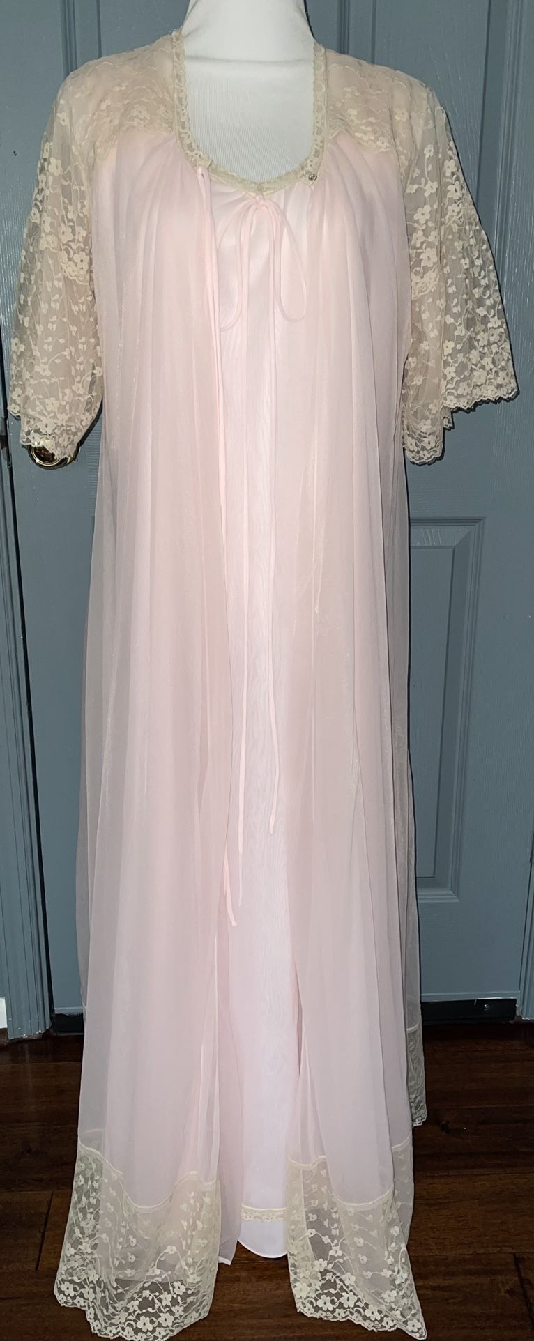 INTIME OF CALIFORNIA VTG CHIFFON NYLON PINK BEIGE LACE PEIGNOIR ROBE &GOWN SET.