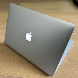 2TB SSD 16GB RAM MacBook Pro 15” 2.5GHz Quad Core i7 Turbo Boost 3.7GHz similar to 16”