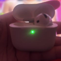 AirPod 4 Case + Right AirPod 