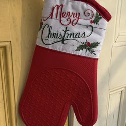 NWOT silicon holiday merry Christmas oven mitt
