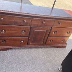 🌹BEAUTIFUL SOLID WOOD DRESSERS  $199 EACH 🌹