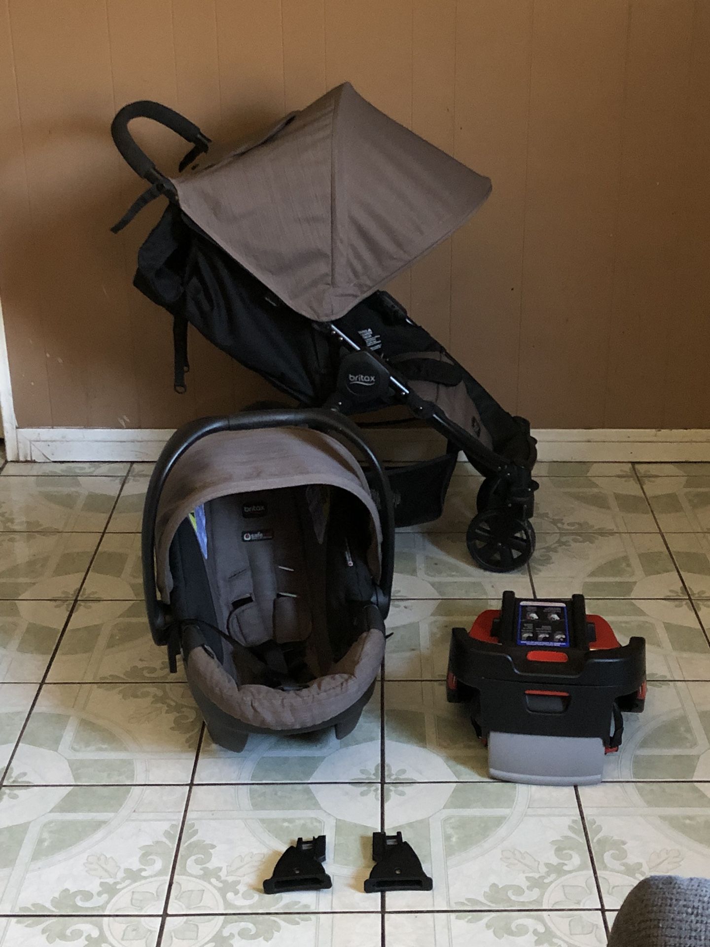LIKE NEW BRITAX B AGILE LIGHT WEIGHT TRAVEL SYSTEM STROLLER CAR SEAT AND BASE!!!!