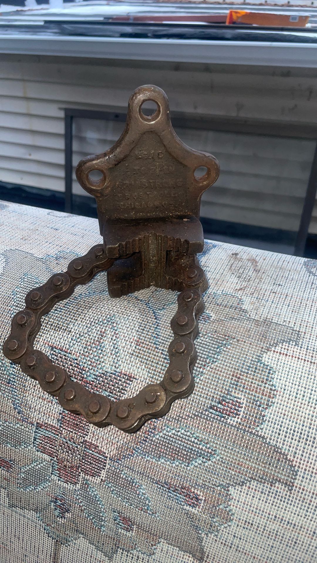 This vintage Armstrong US Bench Chain Pipe Vise is a must-have for any workshop or garage. Made in the USA with high-quality cast iron, this chain vis