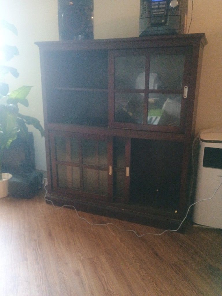 Maplewood Solid Stand Two Sliding Glass Doors On Top And Bottom Two-sided Shelves Very Nice
