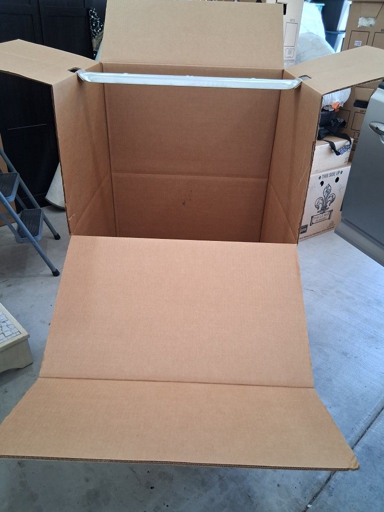   2 WARDROBE  MOViNG BOXES Like New