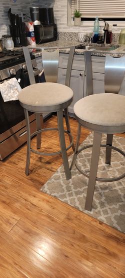 Bar Stools    In Great Shape