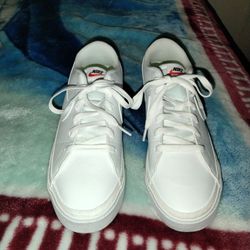 Woman's Nike Shoes Size 11