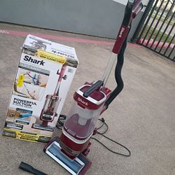 Shark Navigator Lift-Away ADV Upright Vacuum with PowerFins and Self-Cleaning Brushroll - LA401