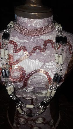 Necklace or bracelet for therapy