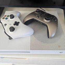 Xbox One plus two controllers
