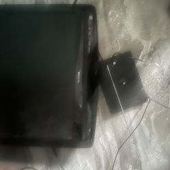 Good Condition 18 Inch Flat Tv And Antenna $10
