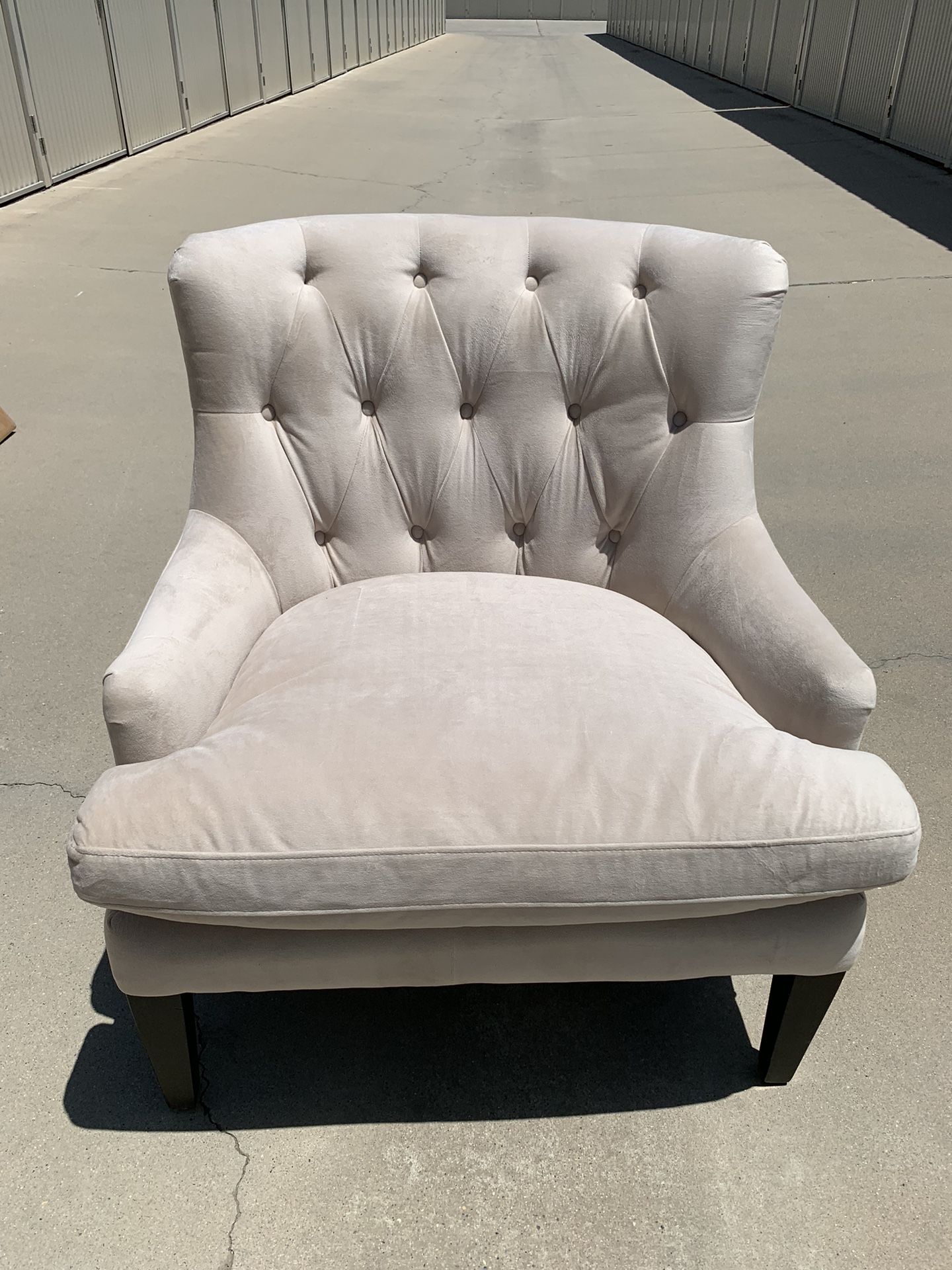 Pottery Barn Tufted Chair for Sale in Fresno, CA OfferUp