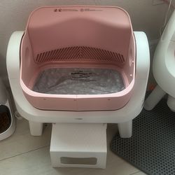 Self cleaning litter box