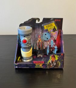 Stranger Things Tales From '85 Nikki Baxter flashlight set