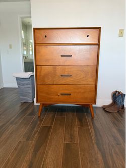 Mid-Century Modern Walnut 4-Drawer Chest/Dresser – Good Condition