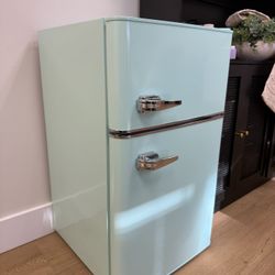 Retro Mini Fridge 
