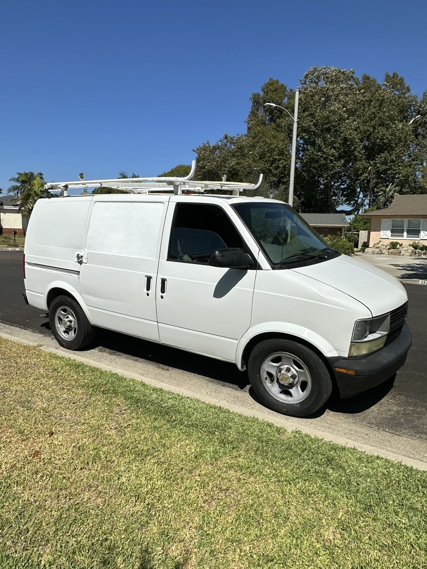 Moving Van With Man Help You Move Stuff Di Chuyen